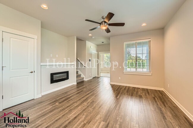Building Photo - Gorgeous 3-Bed Hillsboro Home with a Fence...