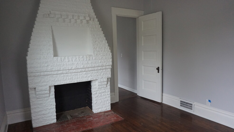 Living Room - shows entrance to kitchen - 129 N Main St