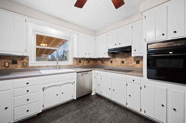 Building Photo - Spacious 4BR (or 3BR + Bonus) with 2 Living Rooms, Screened Porch & 4-Car Garage