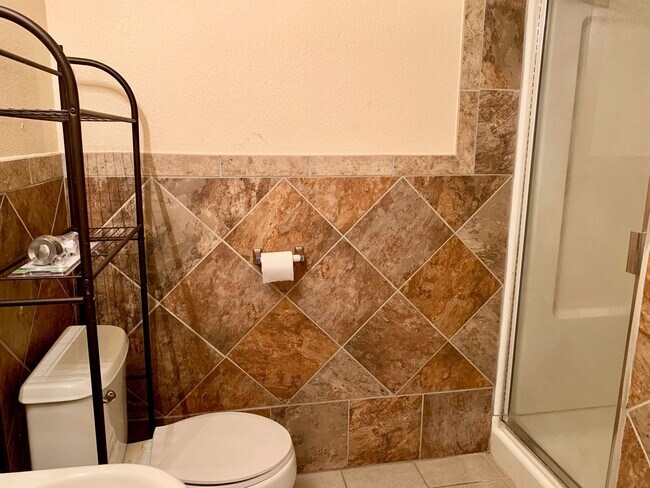 Building Photo - Beautiful Brentwood home with bed and full bath downstairs