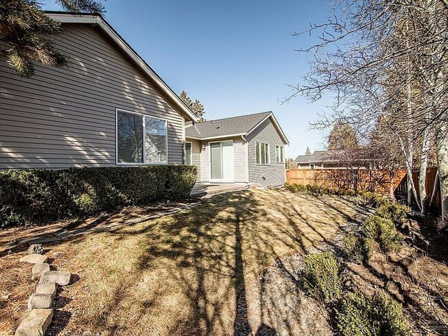Building Photo - Must see one level home in NW Bend