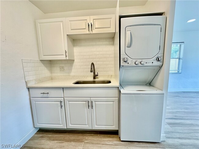 Building Photo - 4241 Tarpon Ave