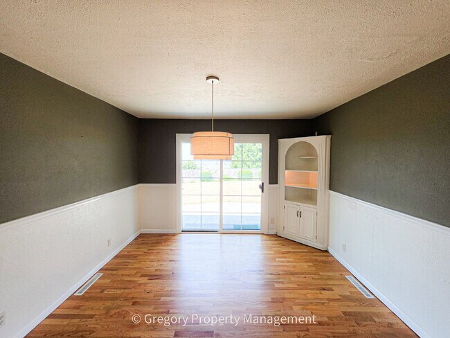 Building Photo - 1715 Holbrook Ave