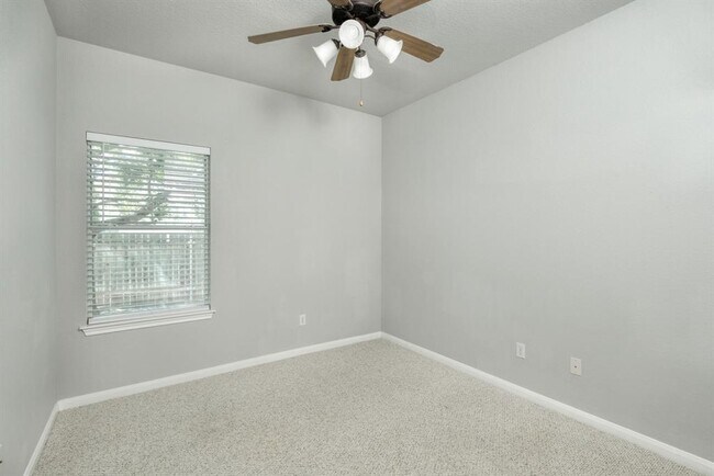 Building Photo - 811 Bedford Ct
