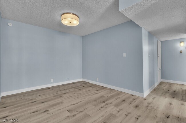Building Photo - 725 N Royal Crest Cir