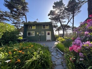 Building Photo - Beautiful Ocean Front Home in Seal Rock!