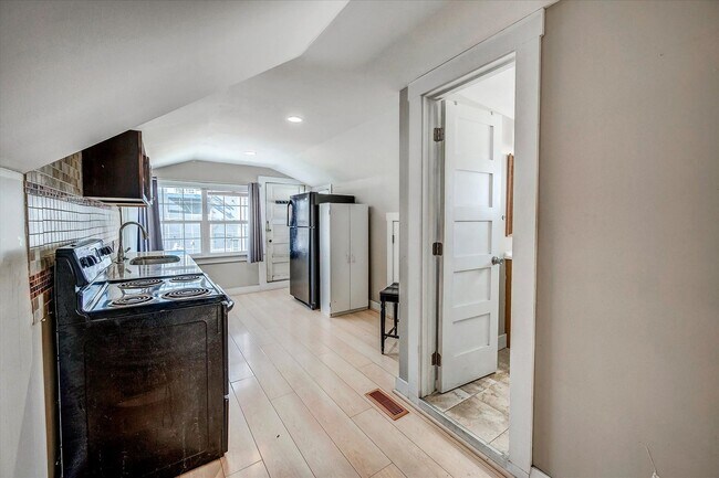 Building Photo - Monroe Duplex