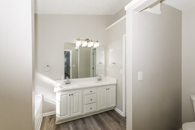 Building Photo - 1423 Buckingham Ct