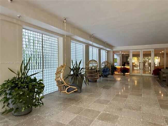 Building Photo - 225 Collins Ave