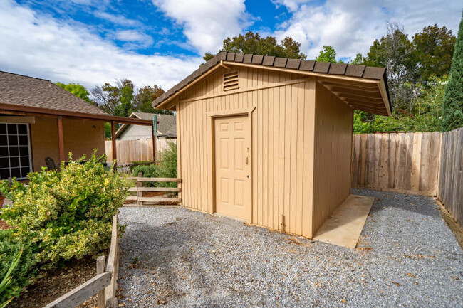 Building Photo - Gorgeous Mary Lake Home!