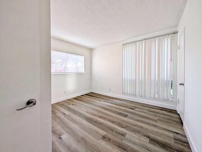 Building Photo - 1818 W Sumac Ln