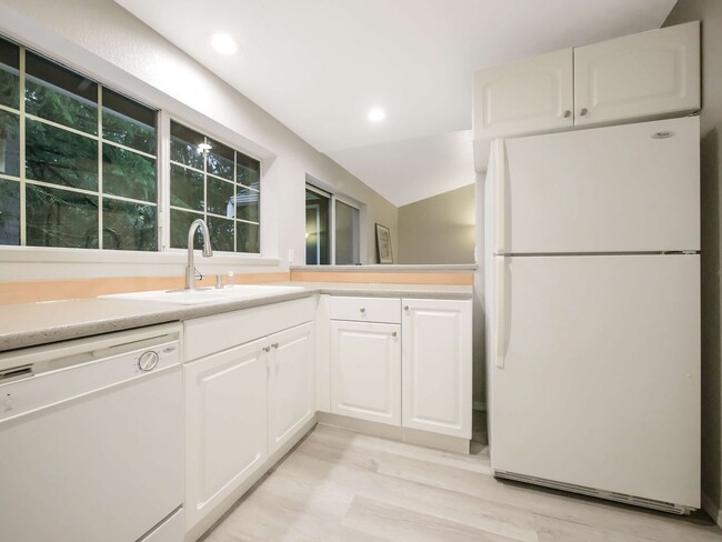 Building Photo - 2 Bed and 1 Bath Exceptional Condo is Avai...