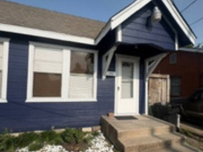 Building Photo - 130 N Estelle St