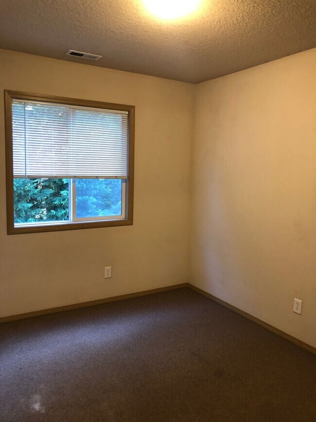 Building Photo - Your Perfect Corvallis Oasis Awaits at This 4-Bedroom Townhouse!