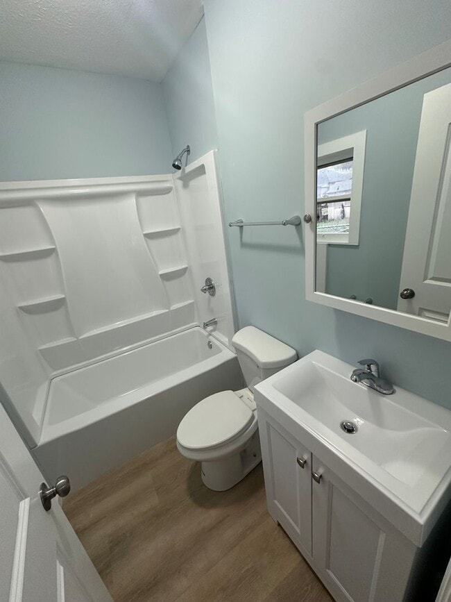 Building Photo - Great Location! 2 BEDROOM DUPLEX LOWER UNI...