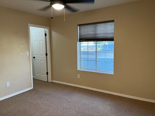 Building Photo - 3 Bedroom - 2 Bath Home - Dogs Allowed