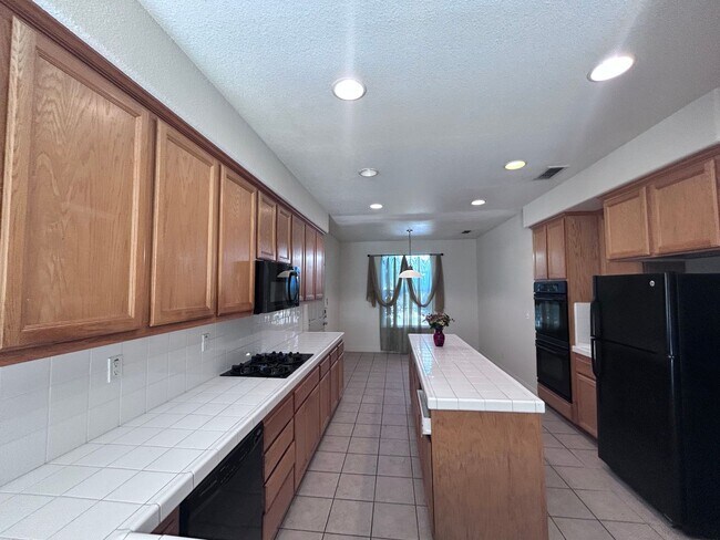 Building Photo - Beautiful Four Bedroom Home in Sacramento