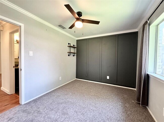 Building Photo - 1501 Greenfield Dr