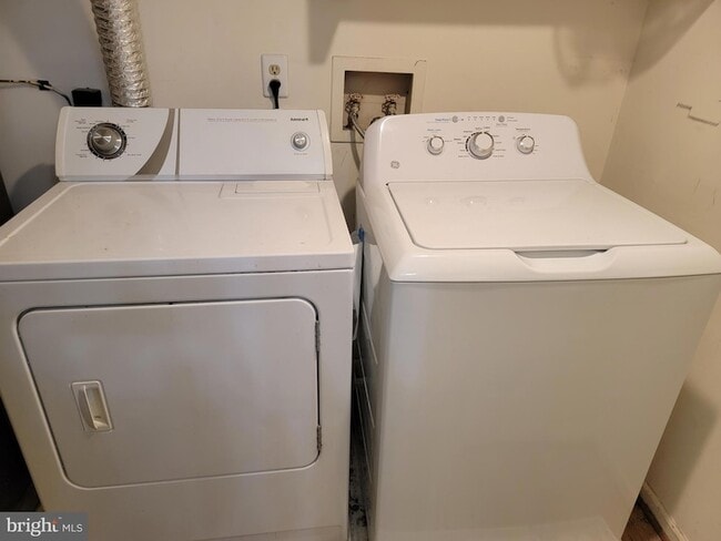 Building Photo - 9220 Niki Pl