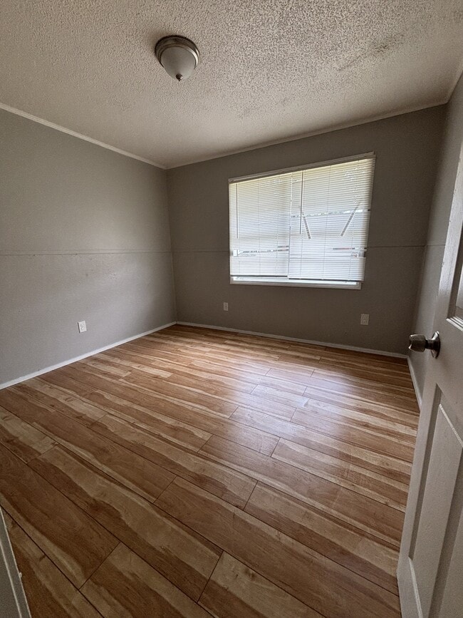 Building Photo - 433 Fleming Dr