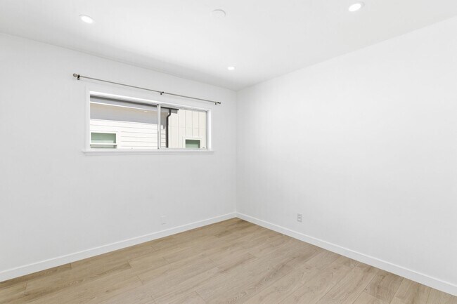 Building Photo - Beautiful modern 3 Bed + 2 Bath House + Den/Office & Backyard