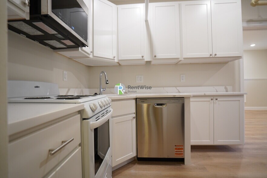 Building Photo - 10 Beals St