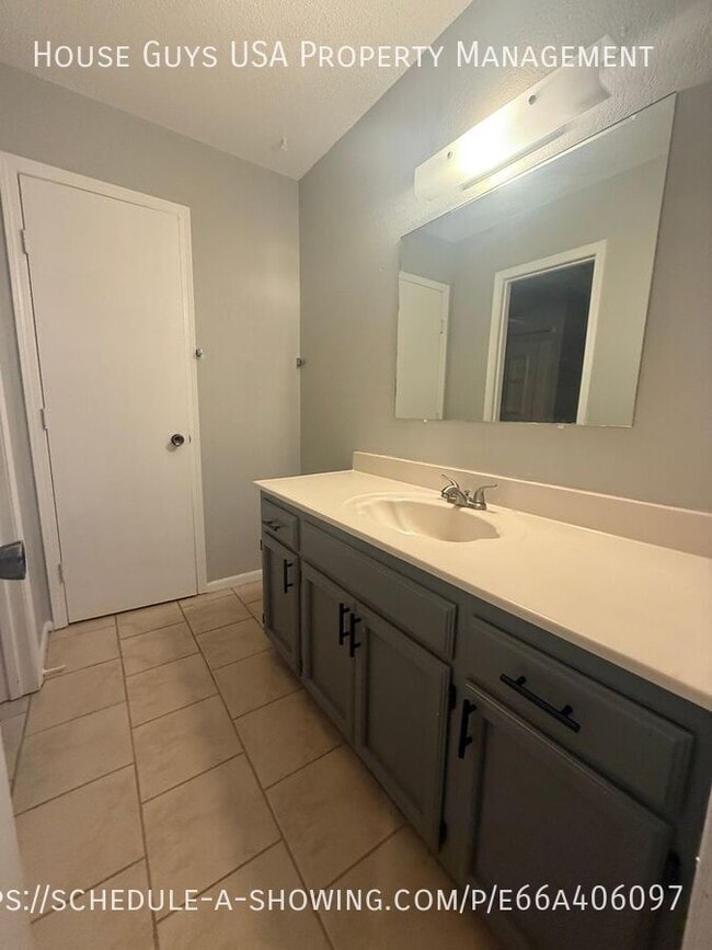 Building Photo - 212 NE Cedar Ct