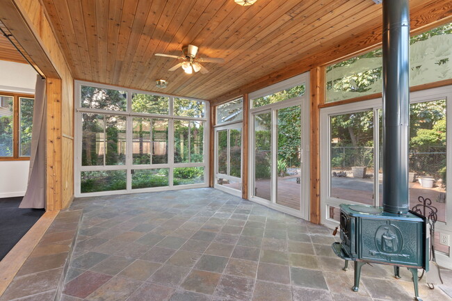 Building Photo - 10181 N Fairway Dr