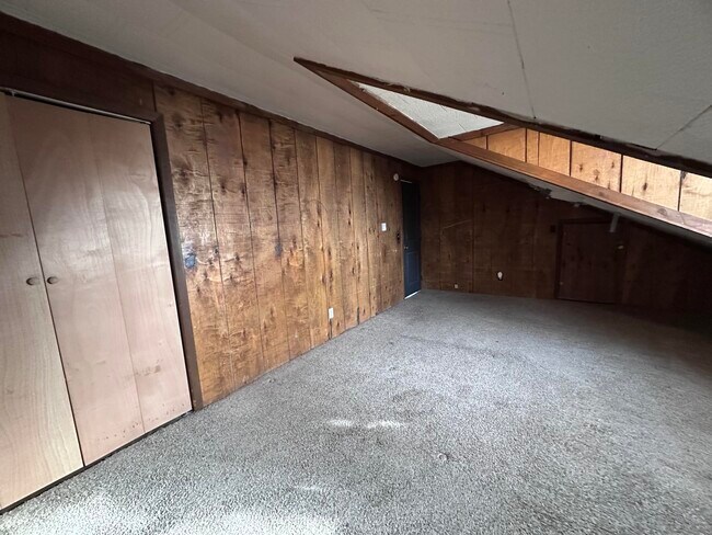 Building Photo - 208 English-E