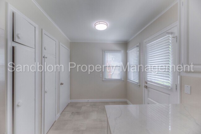 Building Photo - For Lease | $1300 Rent | Available Now!