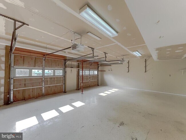 Building Photo - 21133 Woodmere Dr