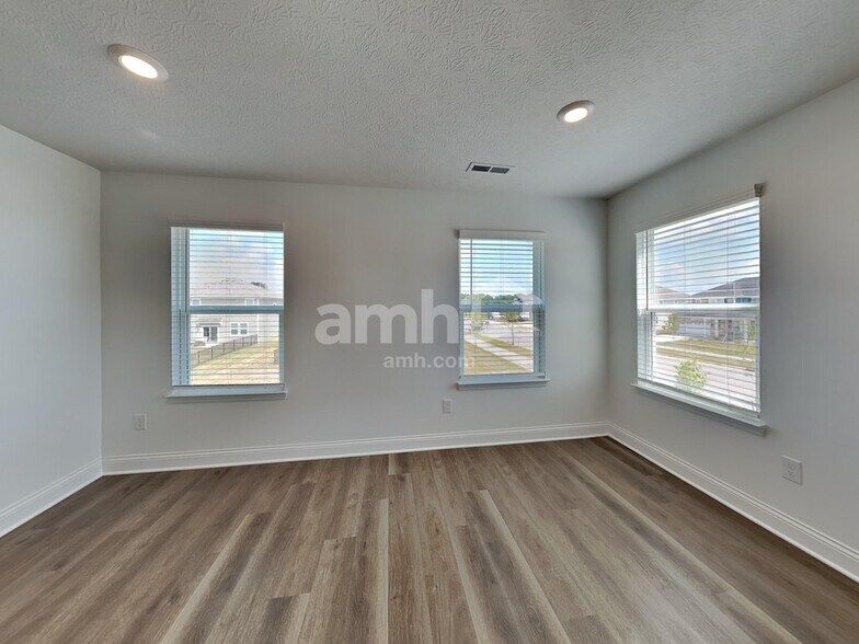 Building Photo - 300 Pne Hl Ct