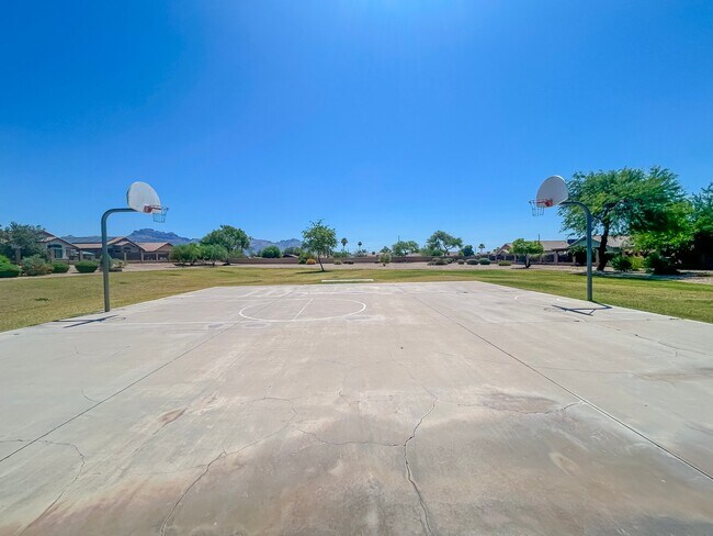 Building Photo - 927 E Yuma Ave