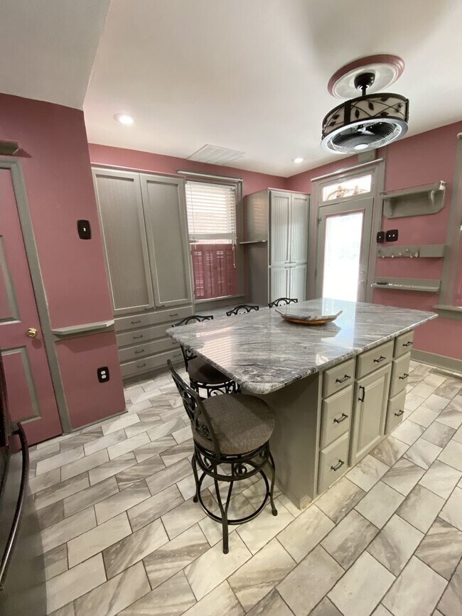 Building Photo - 3 Bedroom 1.5 Bath Private Home Must See K...