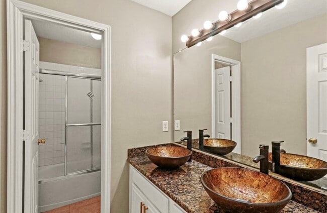 Building Photo - 10807 Oak Bayou Ln