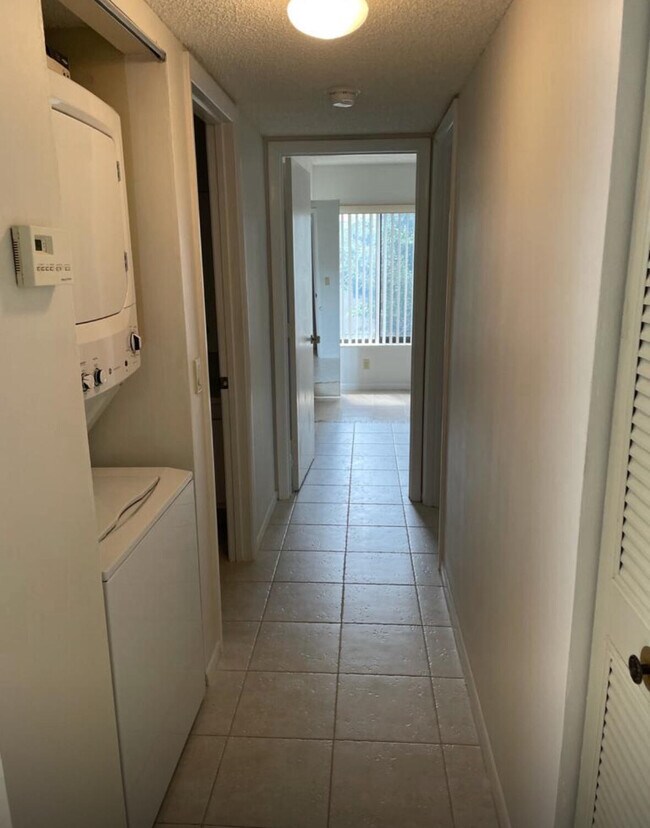 Building Photo - 208 Foxtail Dr