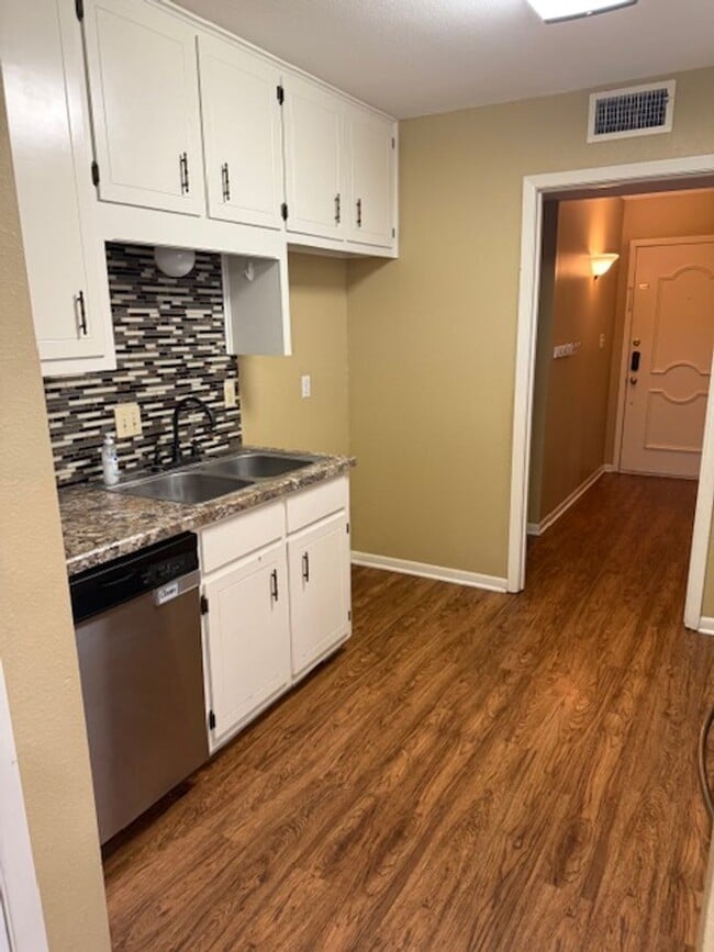 Building Photo - Move in ready! Three bedroom 2 bath home i...