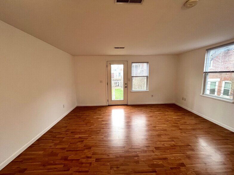 Building Photo - 448 N Queen St