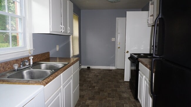 Building Photo - 2064 Seneca Dr