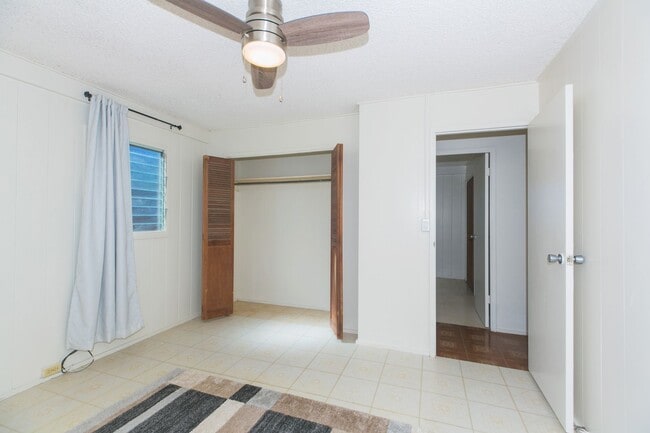 Building Photo - Amazing views, spacious floorplan, bonus f...