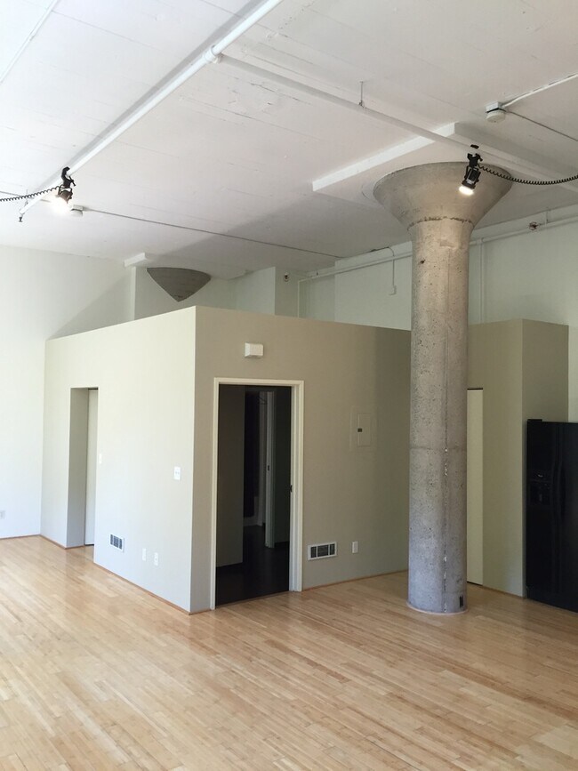 Building Photo - Highly sought after live/work space for le...