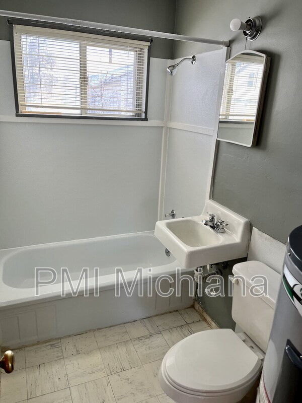 Building Photo - 909 W Donaldson Ave