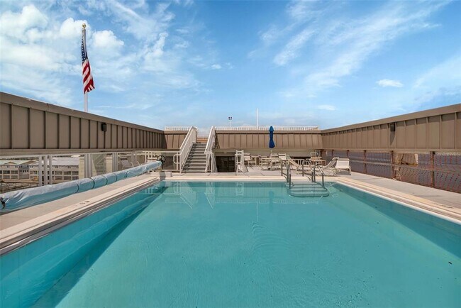 Building Photo - 1500 Park Beach Cir