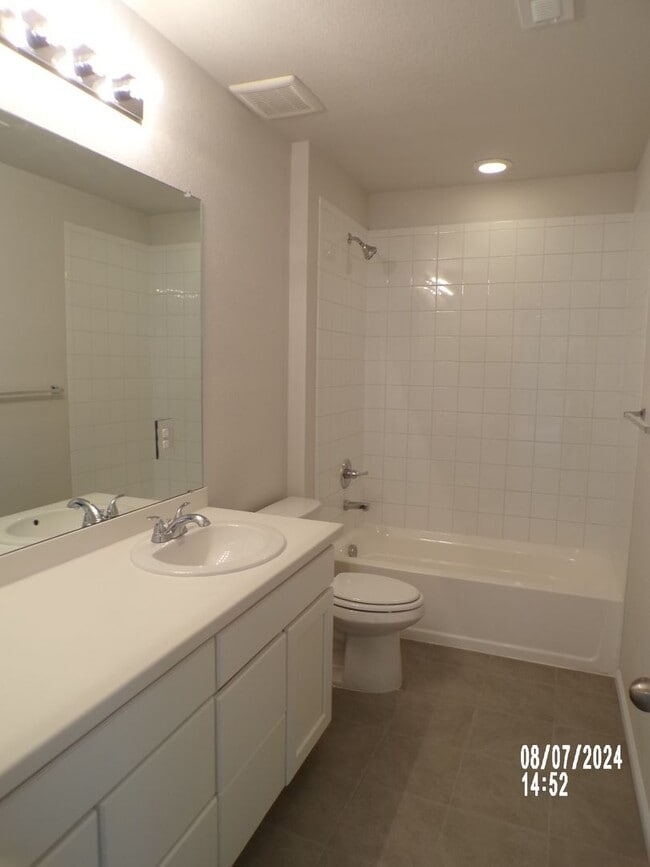 Building Photo - 979 Oleander St