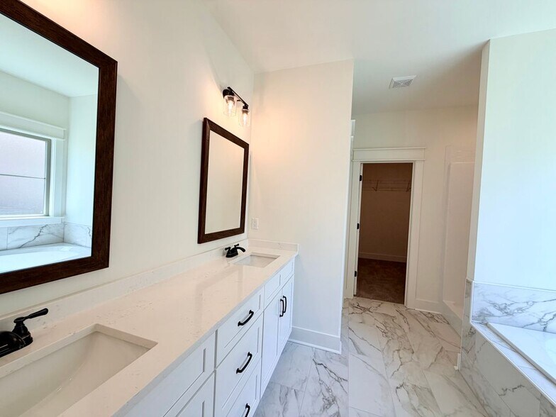 Building Photo - 521 Bristleleaf Path