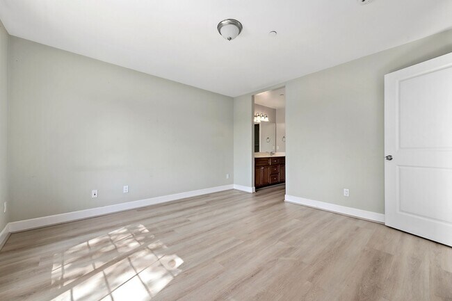 Building Photo - 562 Lambert Terrace