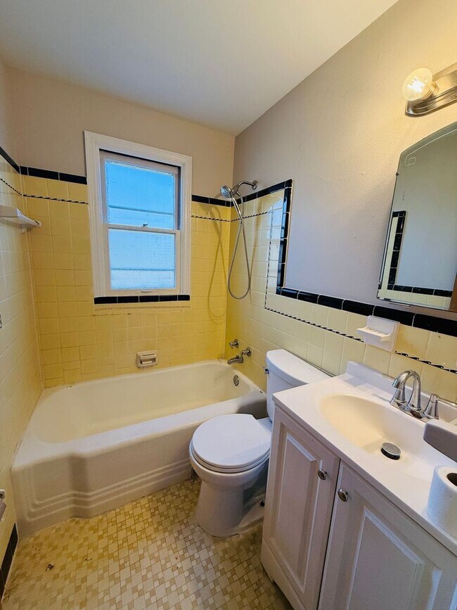 Building Photo - Spacious 3 bedroom home for Rent in Bellefontaine Neighbors