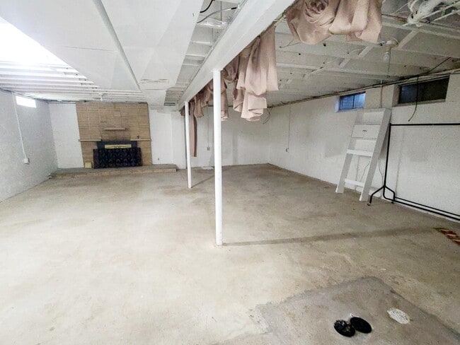 Building Photo - 608 Cataract Ave