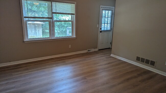 Building Photo - 474 Woodview Dr