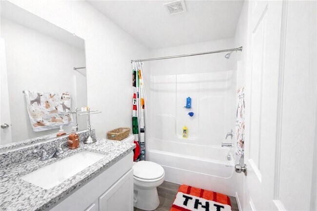 Building Photo - 208 W Laurel Ave